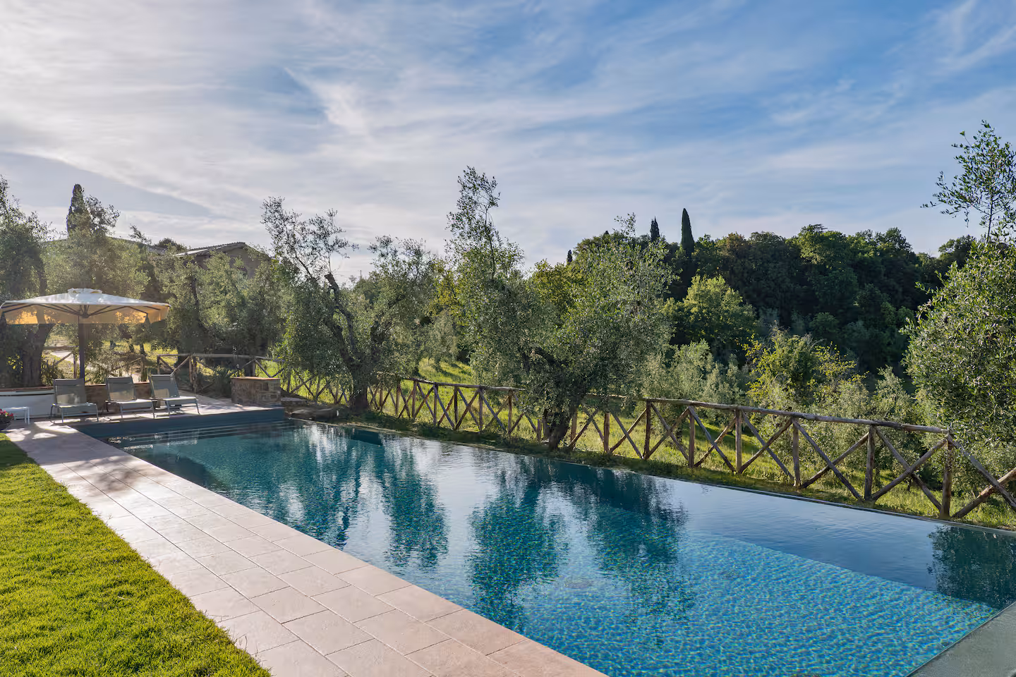 La piscina tra gli olivi al tramonto, vista dal drone