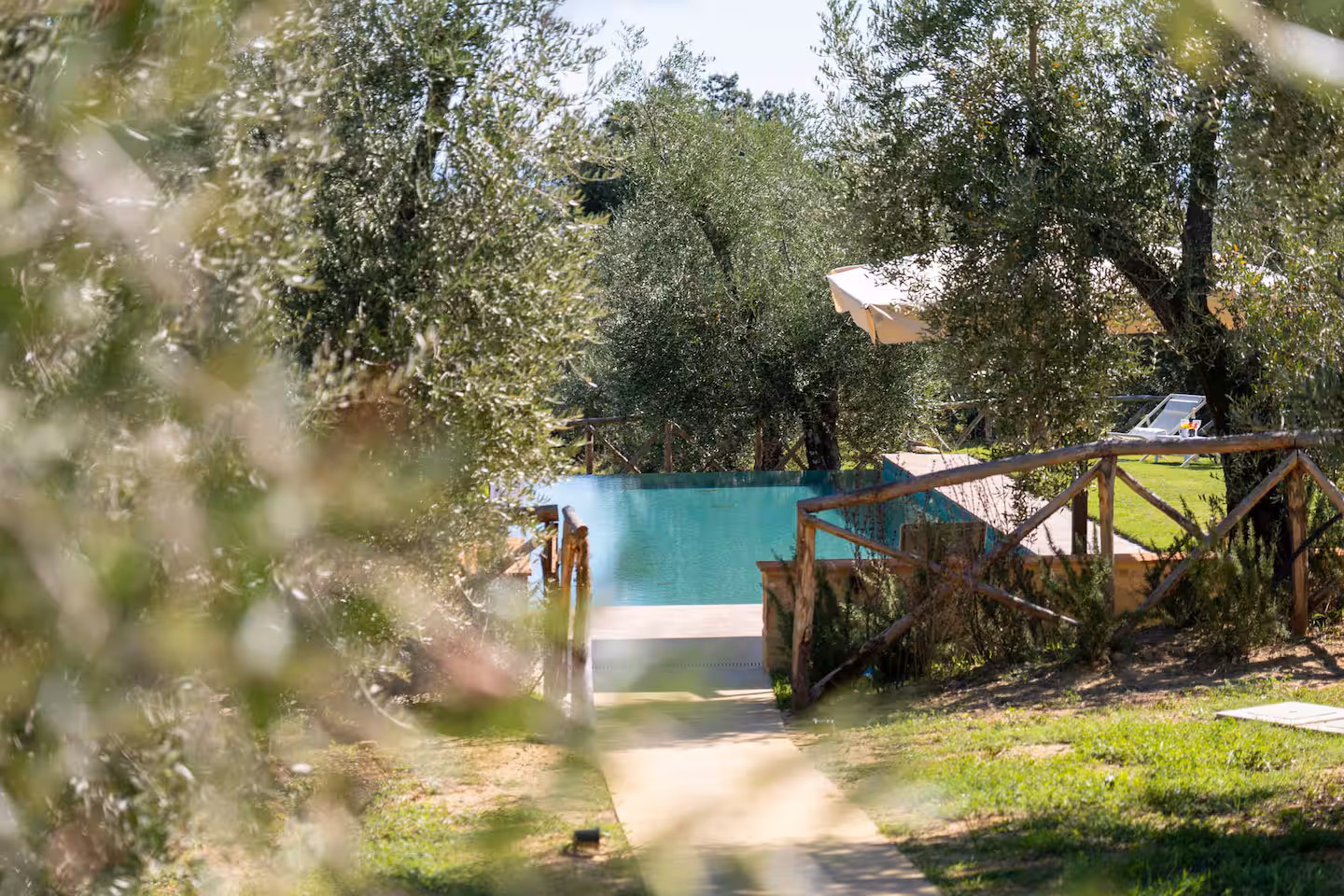 La piscina a sfioro tra gli ulivi, vista dal drone