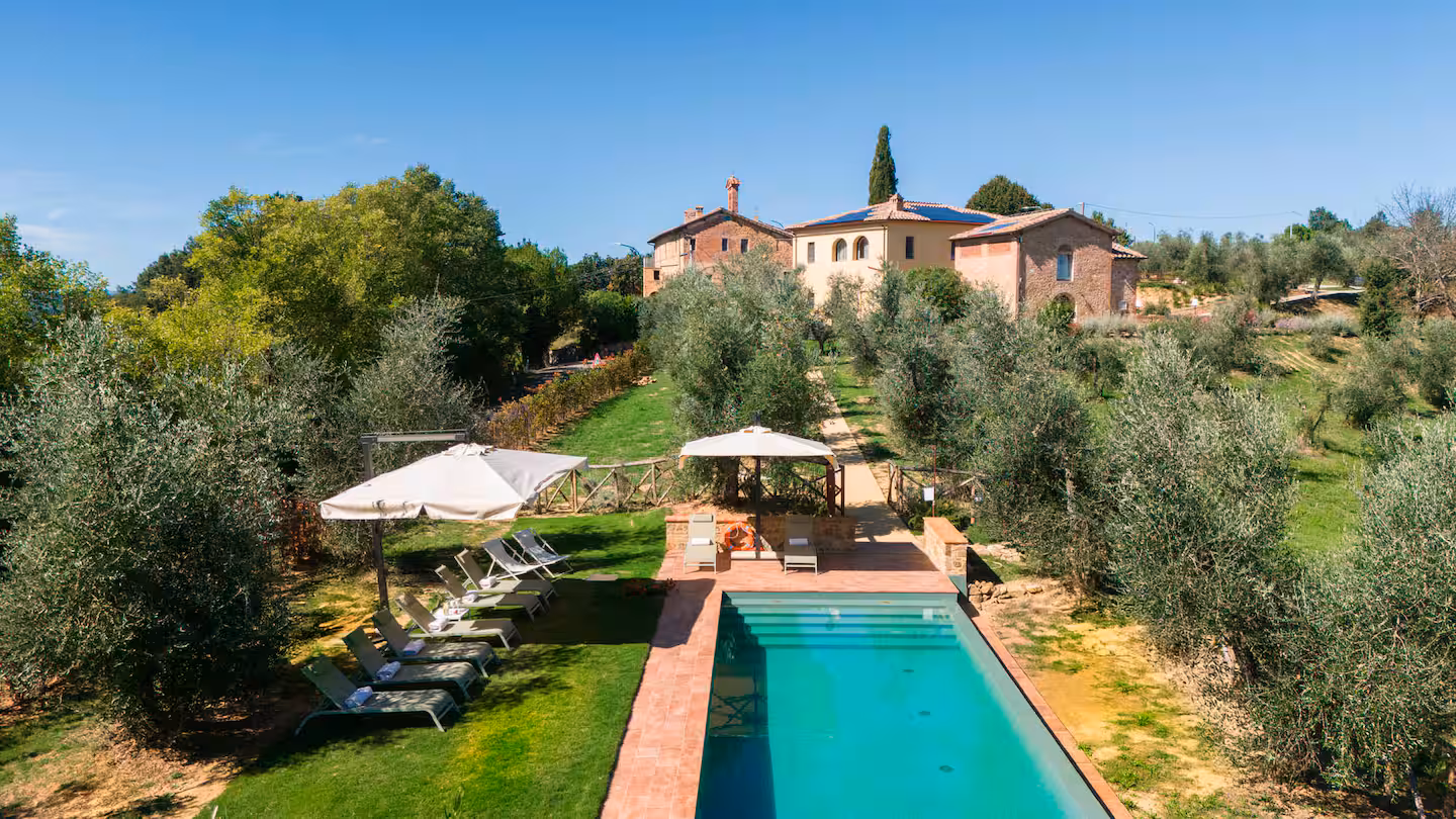 Il casale e la piscina tra gli olivi, dall'alto