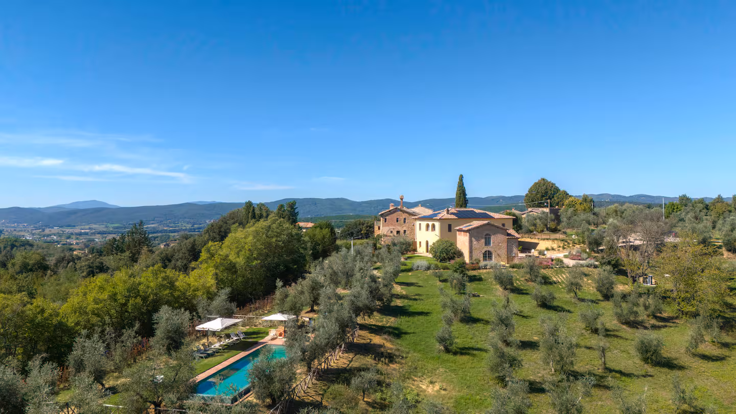 La tenuta dall'alto: villa, piscina e oliveti