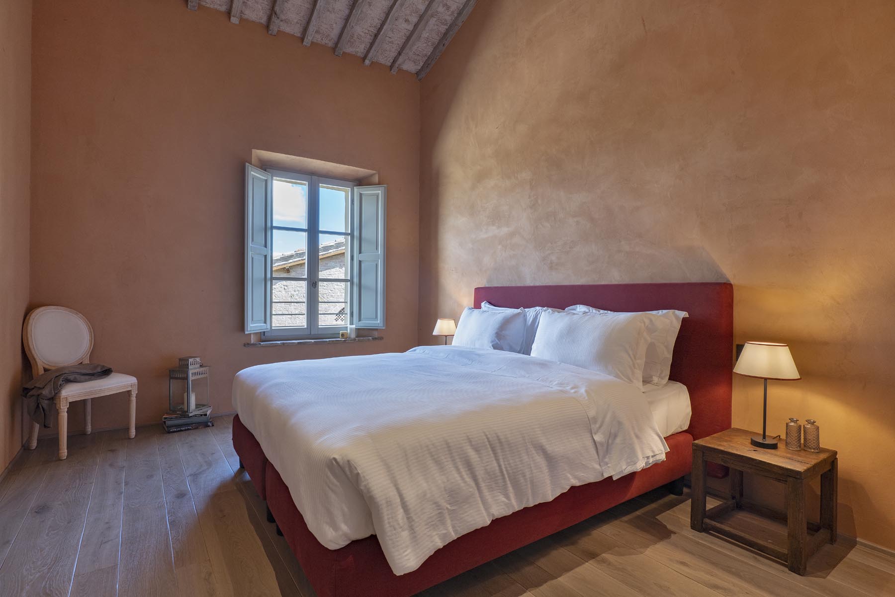 Gli Usignoli — il letto king-size sotto le travi
