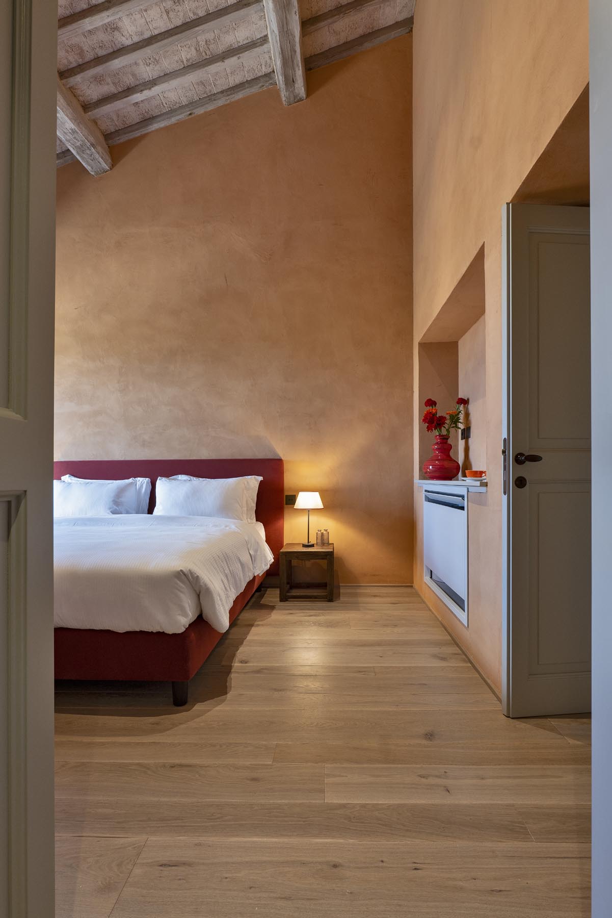 La camera vista dall'ingresso, con il bagno sulla destra