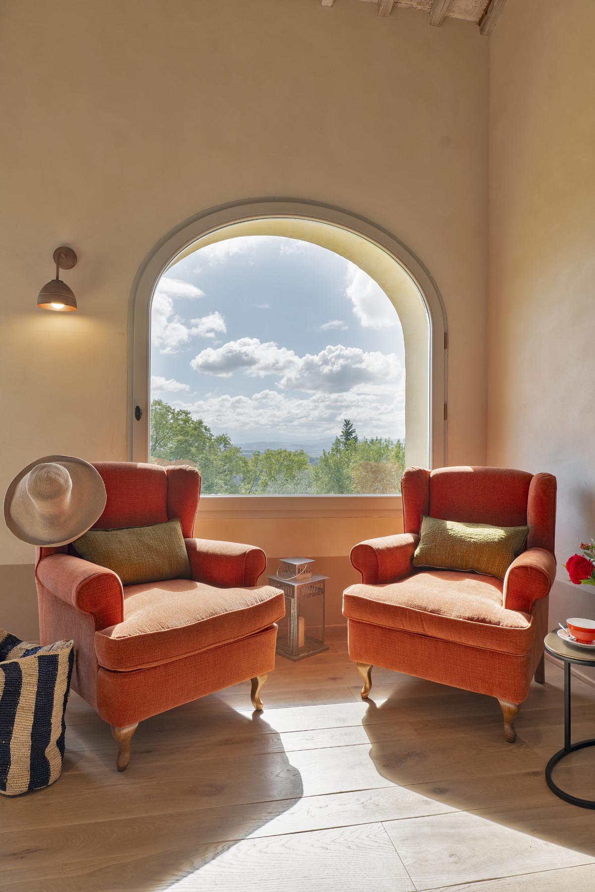 Le poltrone davanti alla finestra ad arco