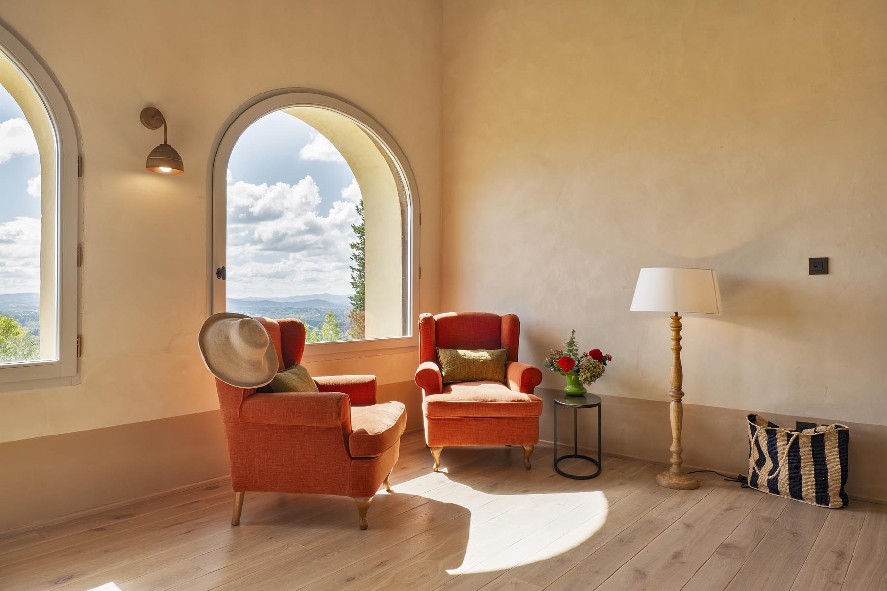 La loggia con le finestre ad arco
