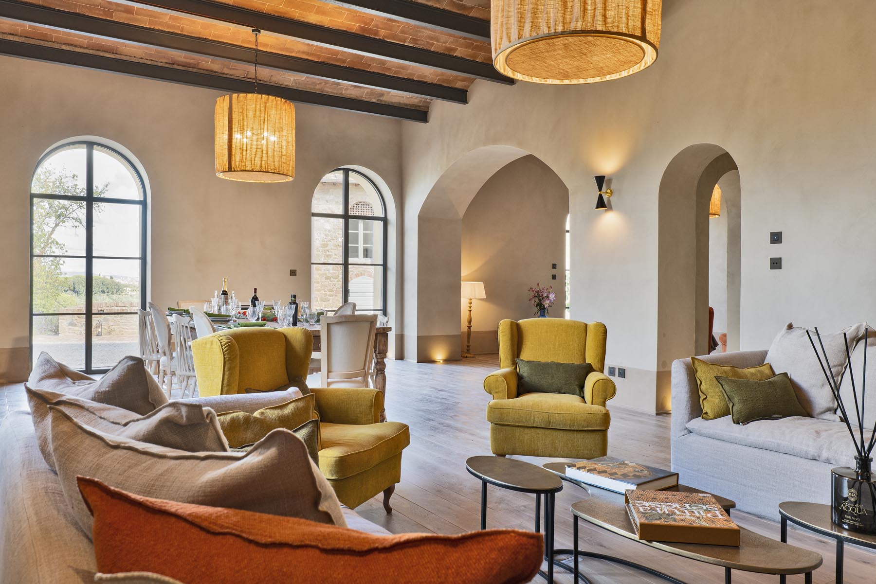 Il salone con camino di Villa Mami