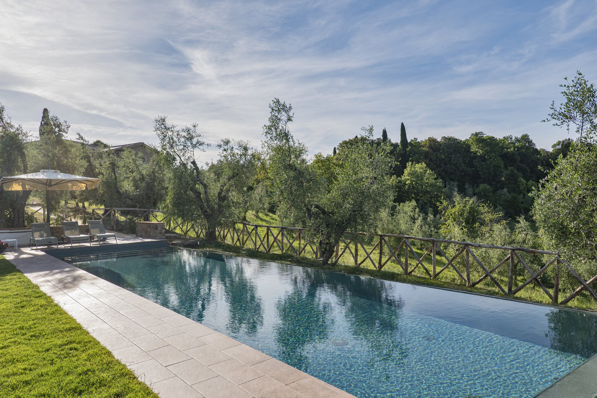 La piscina a sfioro tra gli olivi