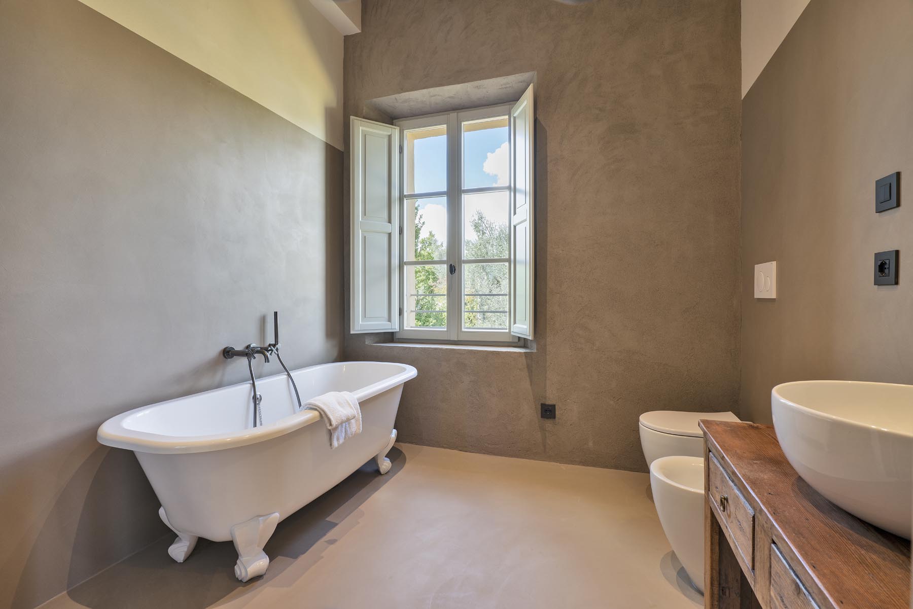 Il bagno con la vasca freestanding sotto la finestra